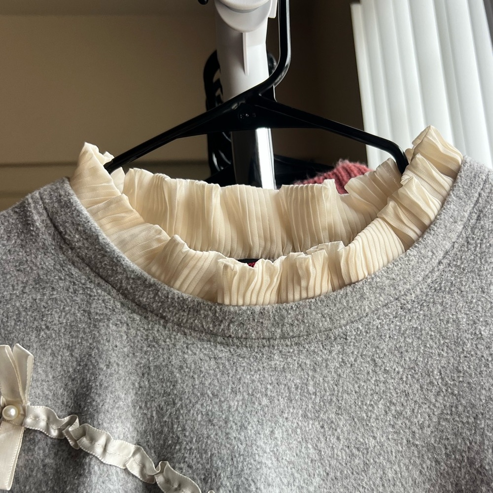 Coquette Style Soft Gray Knit Top - Picture 4 of 7